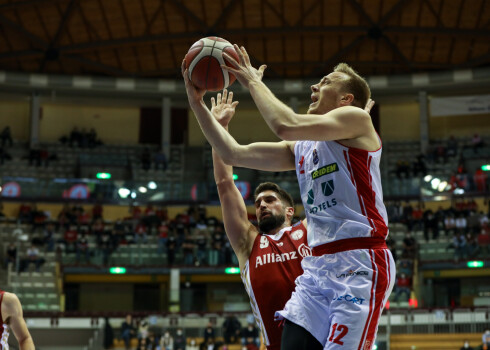 Strautiņam "double-double" zaudētā FIBA Eiropas kausa pusfināla spēlē