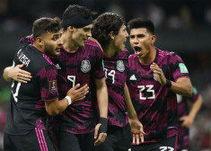 Meksikas un ASV futbolisti nodrošina ceļazīmes uz Pasaules kausa finālurnīru