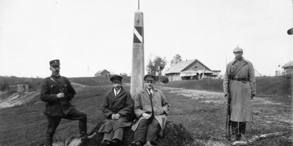 1923. gada 7. aprīlī starp Latviju un Padomju Krieviju tiek parakstīts robežlīgums.