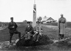 1923. gada 7. aprīlī starp Latviju un Padomju Krieviju tiek parakstīts robežlīgums.