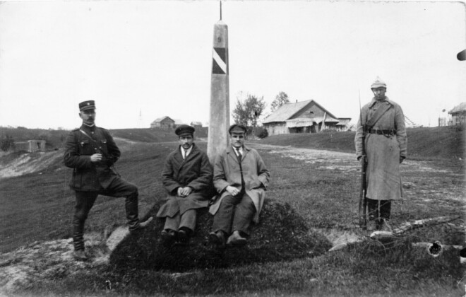 1923. gada 7. aprīlī starp Latviju un Padomju Krieviju tiek parakstīts robežlīgums.