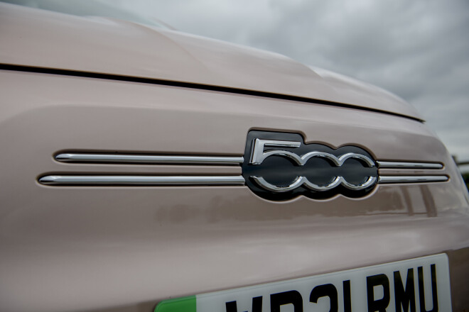 "Fiat 500e".