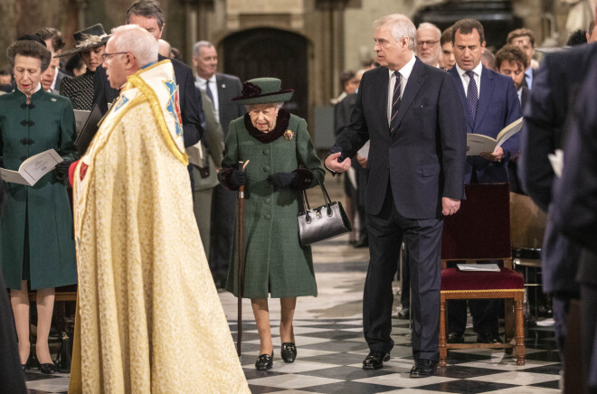 Princis Endrū palīdz mātei karalienei Elizabetei II nokļūt līdz sēdvietai.