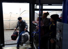 Tallinā un Helsinkos no Sankpēterburgas autobusos ierodas daudzi uz Krieviju izvestie ukraiņi