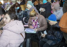 Ukraiņu bēgļi atbalsta centrā Ukrainas iedzīvotājiem.