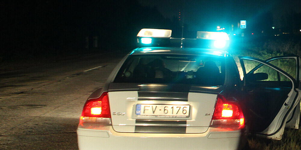Jēkabpils pusē no ceļa nobraucis un apgāzies "Audi A4"; gājis bojā cilvēks