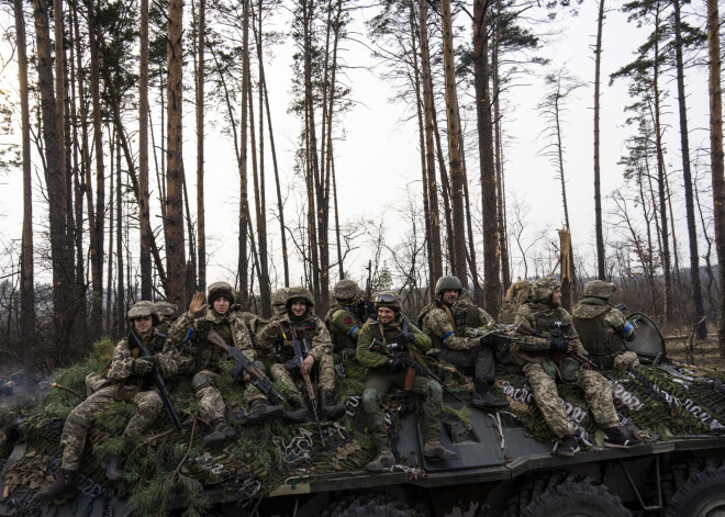 Ukraina mēnesī karadarbībai tērē aptuveni desmit miljardus dolāru