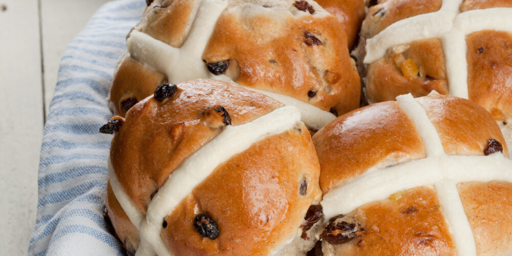 Angļu Lieldienu rozīņmaizītes