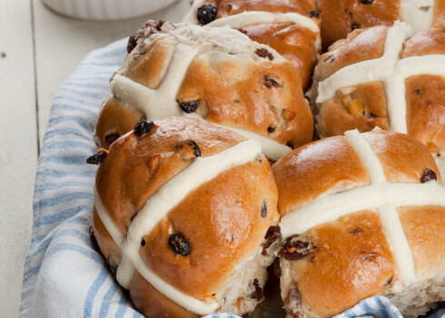 Angļu Lieldienu rozīņmaizītes