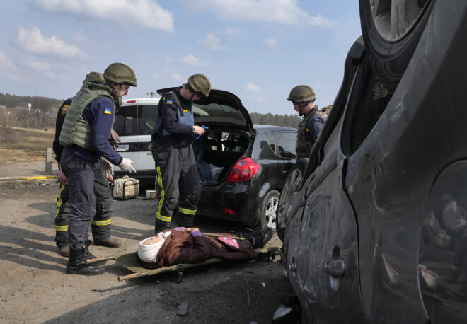 Ukrainas karavīri palīdz vecāka gadagājuma sievietei, kura no Krievijas apšaudes ir nedēļām ilgi slēpusies patversmē bez pārtikas un ūdens Irpinā, netālu no Kijevas. 2022. gada 31. marts.