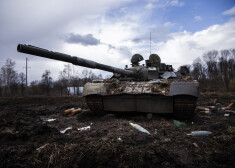 Iznīcināts Krievijas armijas tanks netālu no Ohtirkas.