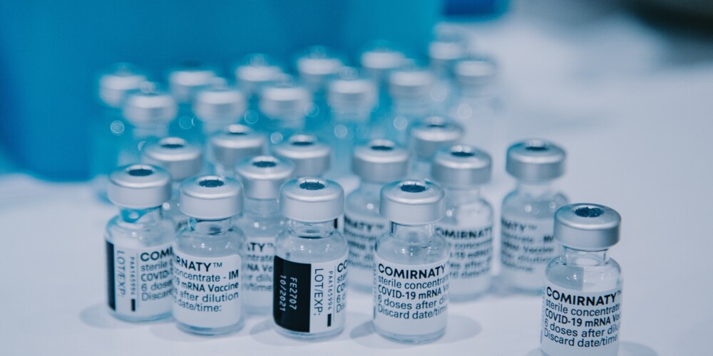 Maz cerību pārdot pārpalikušās, desmitiem miljonu vērtās vakcīnas pret Covid-19