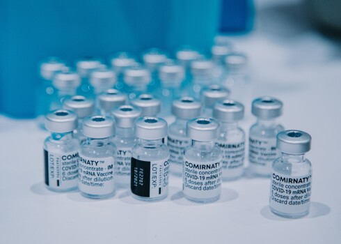 Maz cerību pārdot pārpalikušās, desmitiem miljonu vērtās vakcīnas pret Covid-19