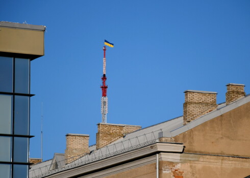 Pauþot atbalstu Ukrainai un tâs iedzîvotâju cîòai par valsts neatkarîbu, VAS "Latvijas Valsts radio un televîzijas centrs" 204 metrus augstajâ sakaru tornî Daugavpilî pacelts Ukrainas karogs.