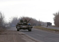 Krievu tanki, kas atzīmēti ar Putina karu simbolizējošo "Z" burtu, netālu no Mariupoles 2022. gada 3. aprīlī. 