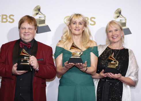 No labās: Lolita Ritmanis, Eimija Andersone, Marks Matsons ar saņemtajām "Grammy" balvām par ierakstu "Women Warriors - The Voices of Change"