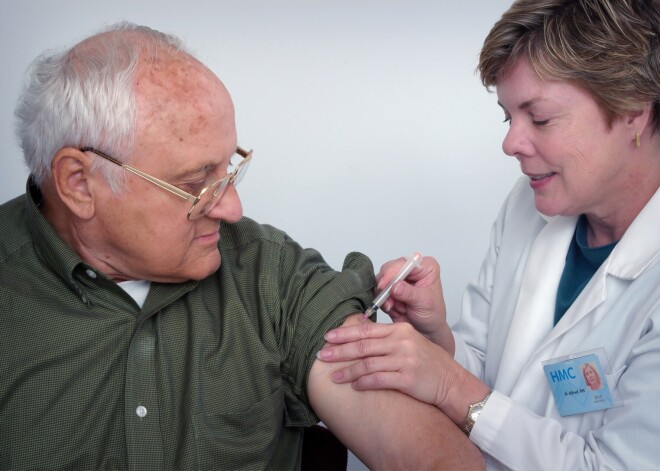 На мужчину, который почти 90 раз привился от Covid-19, завели дело