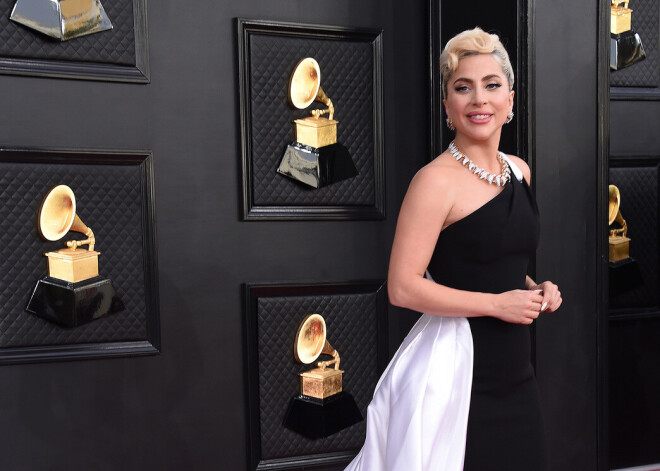 Lady Gaga “Armani Privé” tērpā.