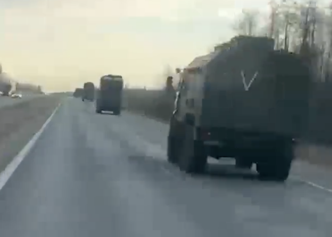 Baltkrievijā nofilmēta Krievijas militārās tehnikas kolonna ceļā uz Maskavu