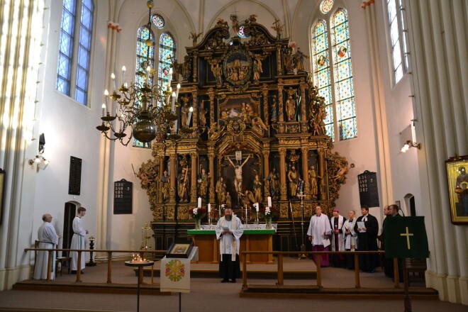 Liepājas svētās Annas baznīcā laulāties bīstami cilvēkiem, kuri domā kaut mazlietiņ nepareizāk kā draudzes gans Jānis Bitāns.