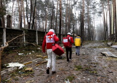 Sarkanā Krusta darbinieki Irpiņā, Ukrainā.