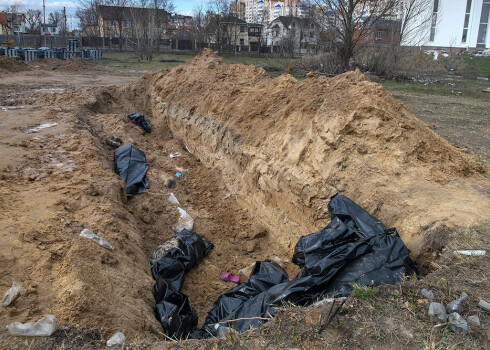 Civiliedzīvotāju līķi masu kapā Bučā.