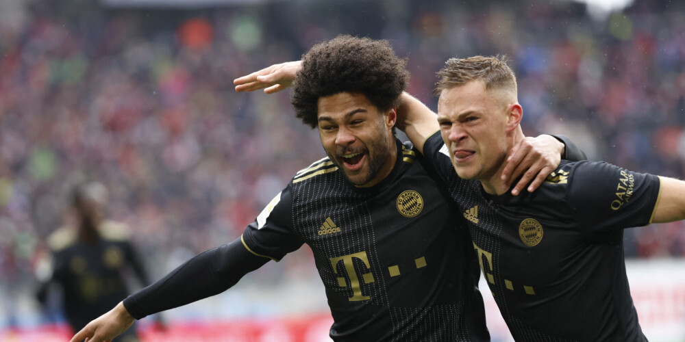 Seržs Gnabrī (pa kreisi) un Jozua Kimmihs priecājas par vārtu guvumu.