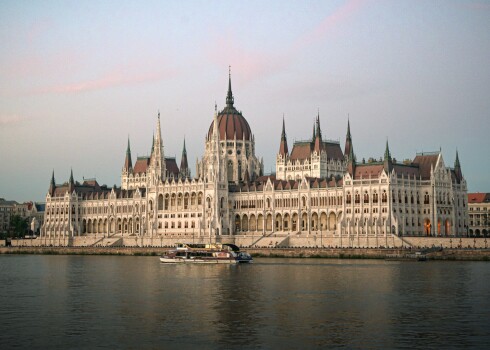 Ungārijas parlamenta ēka Budapeštā. 