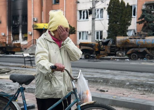 Sieviete raud Borodjankā, Ukrainā. 2022. gada 5. aprīlis.