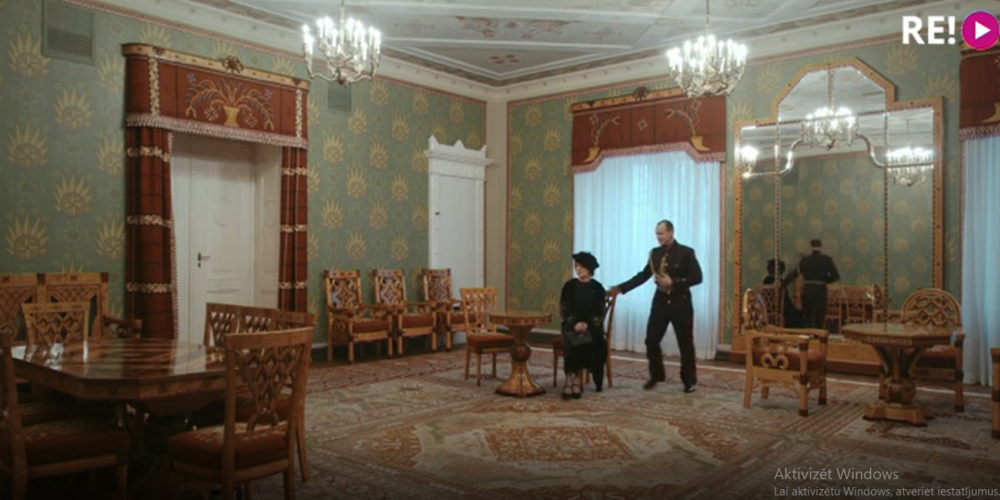 Latvijas preses karaliene Emīlija Benjamiņa audiencē pie Latvijas prezidenta Gustava Zemgala Sūtņu zālē filmā ierodas gadu par ātru – 1928. gadā, lai gan Anša Cīruļa veidotais Sūtņu zāles interjers tika pabeigts tikai 1929. gadā.