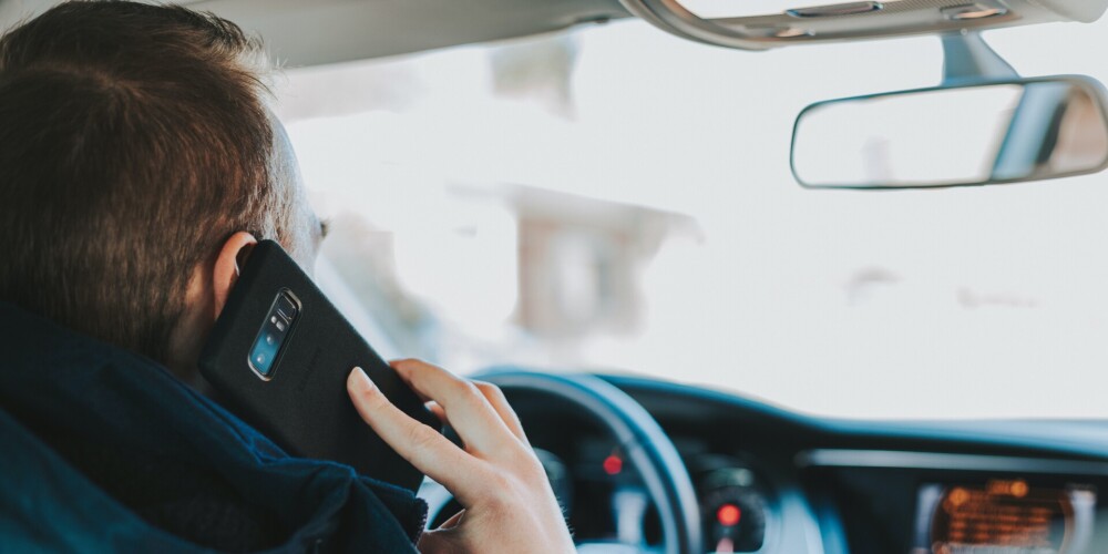 73% Latvijas autovadītāju izmanto mobilo tālruni pie stūres, liecina aptauja