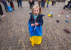 Meitene no Ukrainas Hāgā (Nīderlande) piedalās protesta akcijā pret Krievijas agresiju viņas dzimtenē.