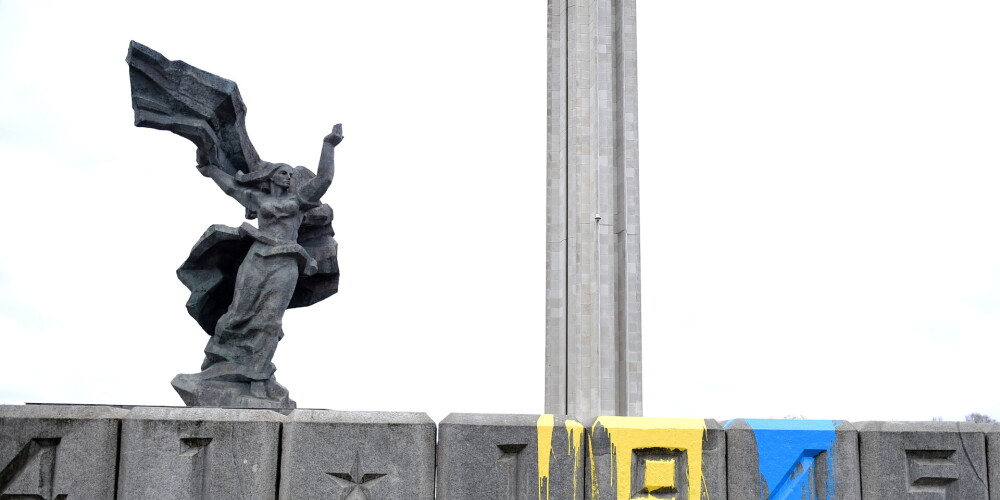 Ukrainas karoga krāsās aplieta pieminekļa "Padomju Latvijas un Rīgas atbrīvotājiem no nacistiskajiem iebrucējiem" pakāje Uzvaras parkā.