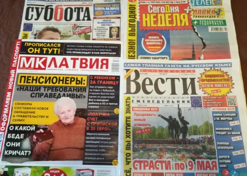 Ceturtdaļmiljonu Latvijas iedzīvotāju tur informatīvajā blokādē par karu Ukrainā. Ko Rīgas krievu avīzes (ne)raksta par Putina izraisīto karu?