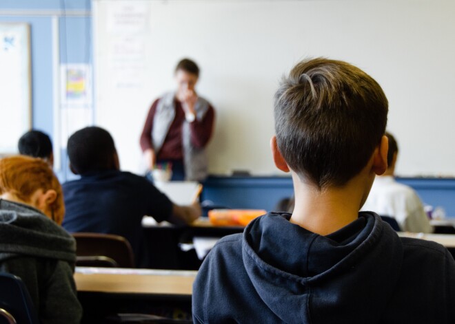 Saeima konceptuāli atbalsta plašāku pedagogu aizsardzību pret vardarbīgiem skolēniem