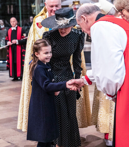 Princese Šarlote sasveicinās ar garīdznieku Vestminsteras abatijā.