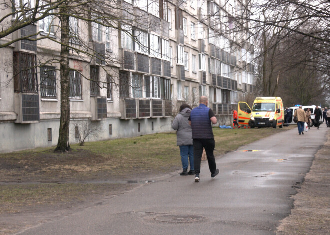 В Плявниеки человек выпал из окна девятого этажа