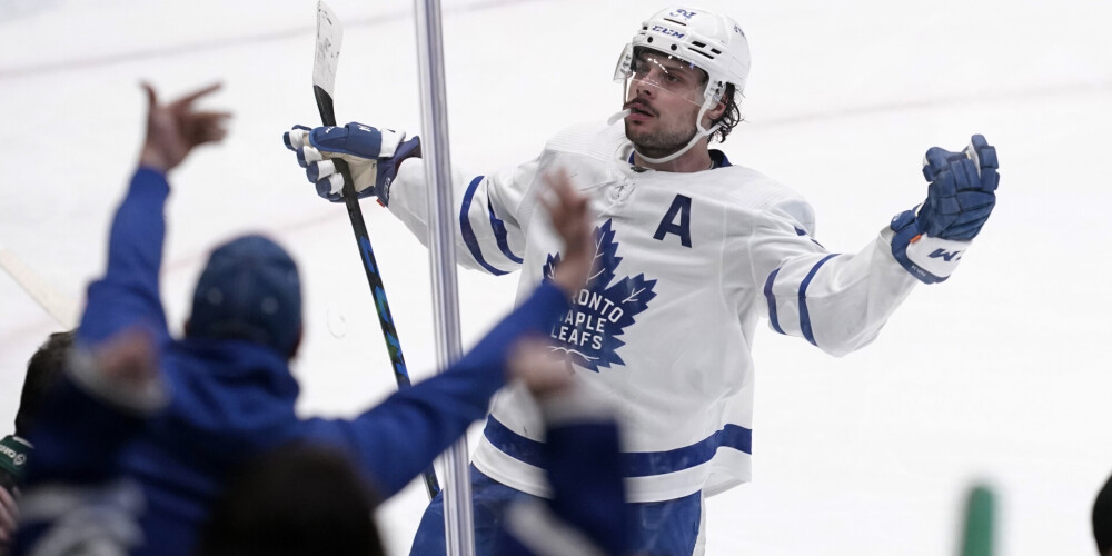 Ostons Metjūss (angļu: Auston Matthews; dzimis 1997. gada 17. septembrī) ir amerikāņu hokejists, centra uzbrucējs. No 2013. līdz 2015. gadam Metjūss spēlēja ASV hokeja attīstības programmā, paralēli spēlējot arī USHL. Tā vietā, lai karjeru turpinātu Ziemeļamerikas vadošajās junioru līgās, Metjūss pēdējo sezonu pirms 2016. gada NHL drafta izlēma aizvadīt Eiropā. 2015.—16. gada sezonā viņš spēlēja Šveices hokeja līgas kluba Cīrihes "Lions" sastāvā. 36 spēlēs viņš atzīmējās ar 46 punktiem, tādējādi noslēdzot sezonu kā komandas otrais rezultatīvākais spēlētājs aiz zviedru uzbrucēja Roberta Nilsona. Pēc sezonas beigām draftā ar 1. numuru viņu izvēlējās Toronto "Maple Leafs".