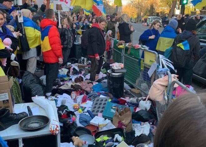 Vakardien Londonā noritējis kārtējais protests pie Krievijas vēstniecības, kur vietējie pauda nosodījumu krievu okupantu agresijai pret Ukrainu. Uz šo akciju ļaudis bija atnākuši ar lietotām elektroprecēm, sadzīves iekārtām un citām mantām, tādējādi norādot uz krievu karaspēka marodēšanas tieksmēm un kauninot Krieviju par tās demoralizētā karaspēka uzvedību Ukrainas teritorijā.