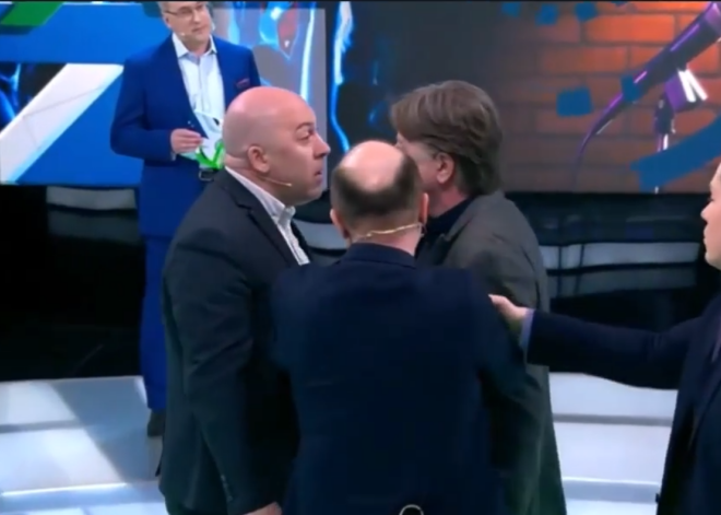 “Fašists!” Aktieris Andris Lielais krievu TV šovā gandrīz sakaujas ar propagandistu