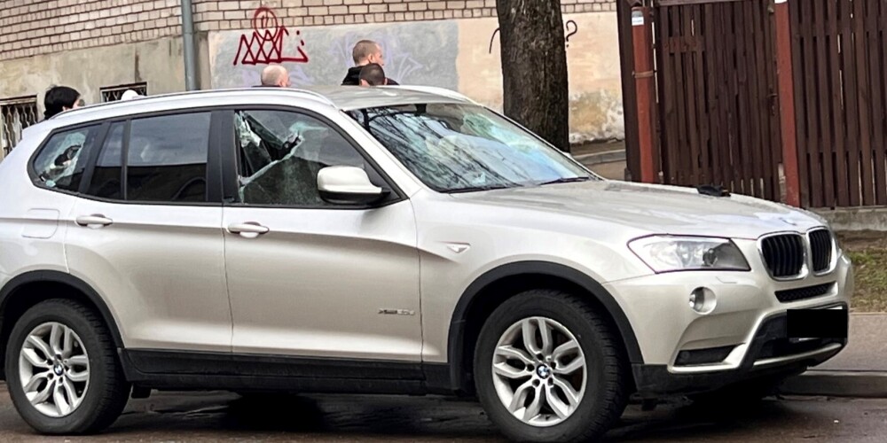 Pārdaugavā automašīnai ar Ukrainas numurzīmēm izsisti stikli