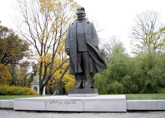 Lemj par Andreja Upīša pieminekļa Rīgā pārvietošanu