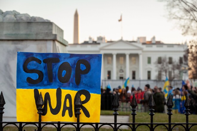 Dienām ilgi demonstranti dežurēja pie Baltā nama Vašingtonā, aicinot ASV prezidentu darīt visu iespējamo kara izbeigšanai un sarūpēt virs Ukrainas drošas debesis.