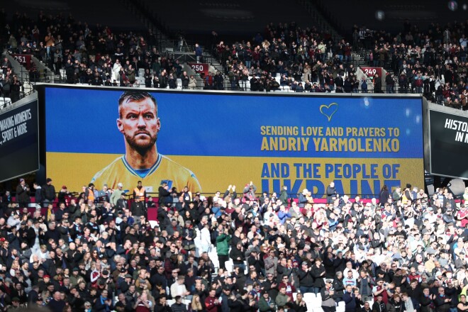 Anglijas Premjerlīgā gandrīz ikvienā mačā tiek pausts atbalsts Ukrainai, taču īpaši emocionāls tas ir tajos gadījumos, ja laukumā dodas kāds ukraiņu futbolists. Londonas klubs West Ham īpaši atbalsta savējo – Andriju Jarmoļenko.