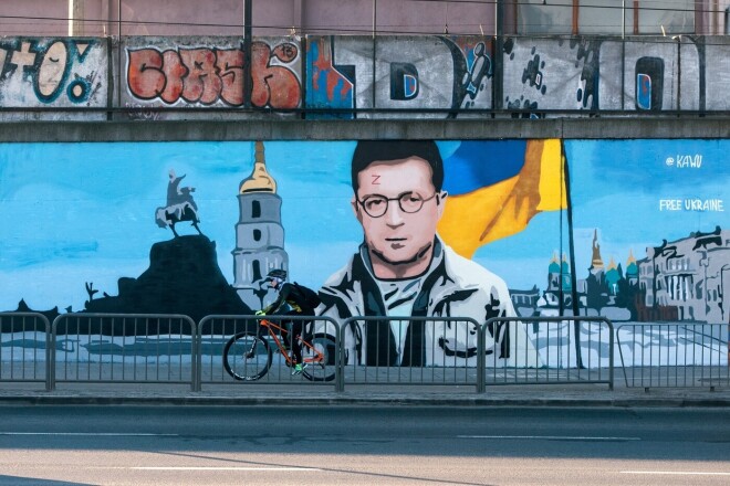 Poļu mākslinieki Poznaņā savu atbalstu ukraiņiem pauduši ar šādu grafiti, kurā Ukrainas prezidents Volodimirs Zelenskis attēlots kā gaišos spēkus pārstāvošais burvis Harijs Poters. Kurš ir lorda Voldemorta lomā, nav grūti uzminēt.