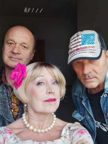 Ar Raimondu Vazdiku un Gunti Veitu izrādē "Precies, māsiņ!".