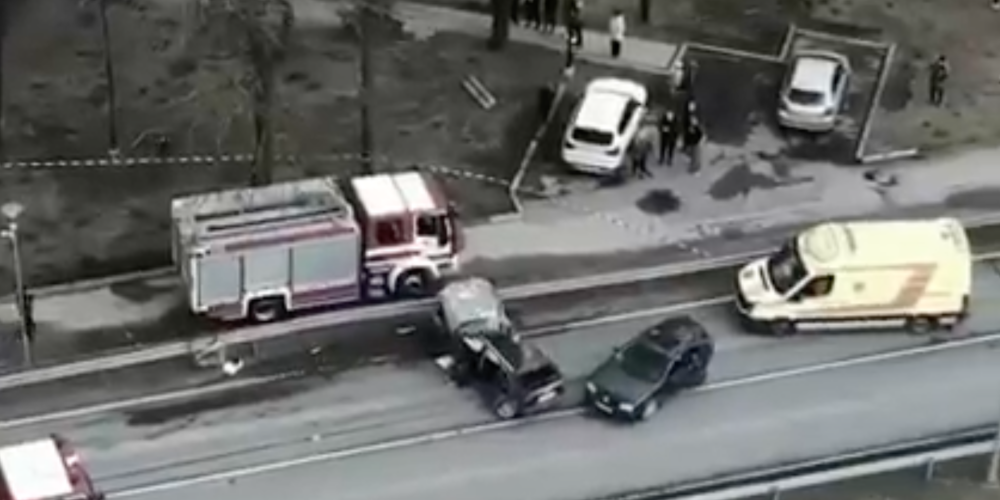VIDEO: Daugavpilī "Audi" automašīna apmet kūleni un izraisa smagu avāriju