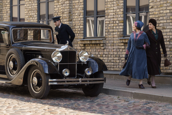 Emīlija un Berta 1924. gadā pie fotogrāfa un pareģa Eižena Finka dodas vieglajā automašīnā “Ford”, modelī, kādu sāka ražot tikai pagājušā gadsimta trīsdesmitajos gados. 