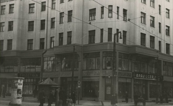 Filmā Šmuškina veikals iekārtots Vecrīgā, bet patiesībā tas atradās Berga bazārā – Marijas ielā 19. Vēlāk viņa apģērbu nams pārcēlās ielas pretējā pusē – uz attēlā redzamo Avotu ielas stūri, kur aizņēma divus stāvus.