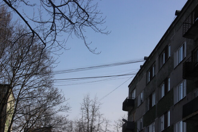 Šobrīd gaisa kabeļi ir redzami ļoti daudz kur, un dažviet attālumi, kādos tie pārvilkti no jumta uz jumtu, ir visai pārsteidzoši.